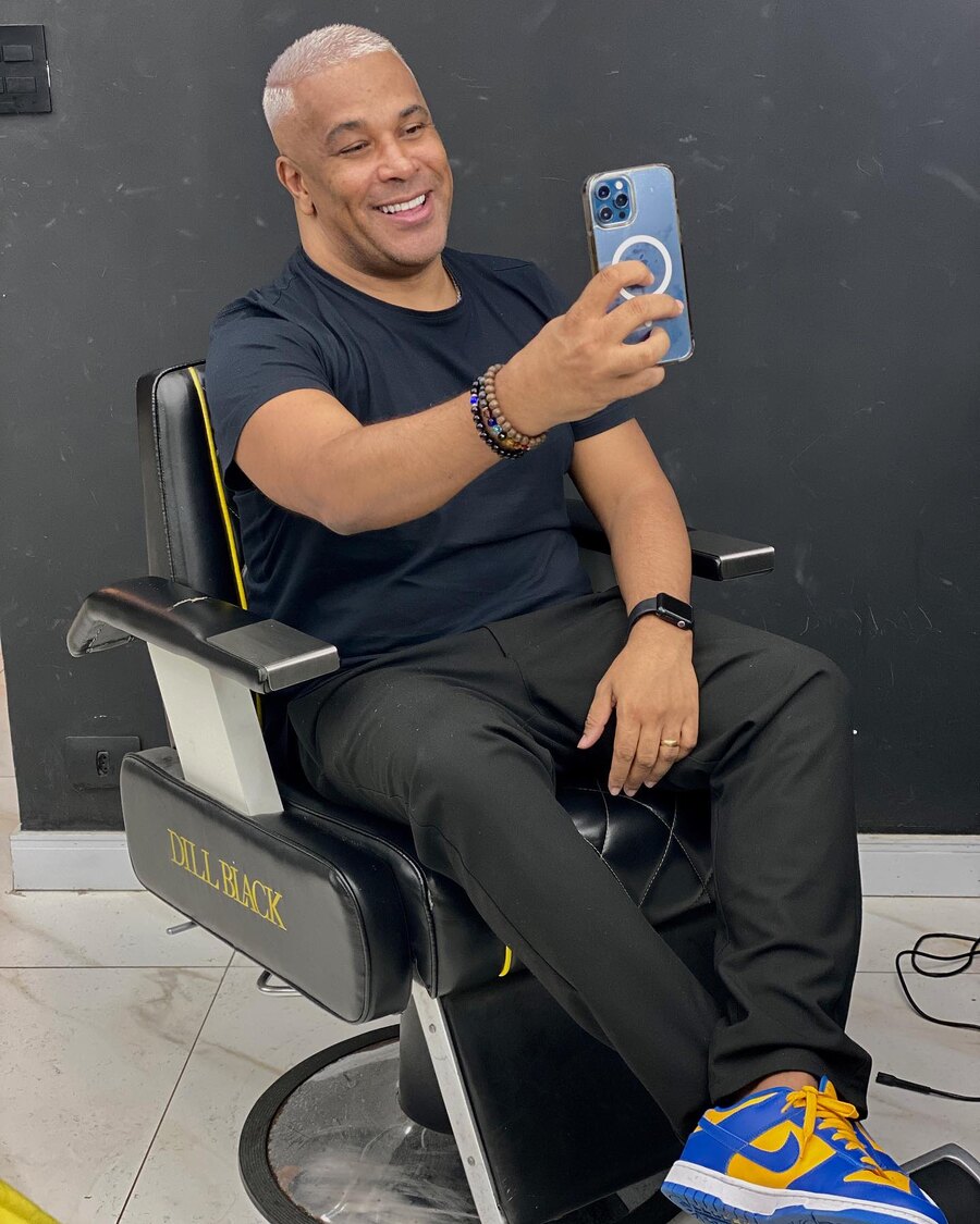 Cliente com corte novo na cadeira da Barbearia Dill Black